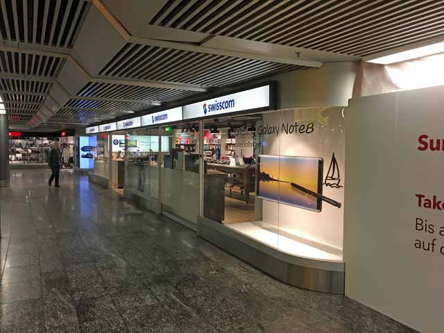 チューリッヒ国際空港に隣接しているAirport Center内にあるスイス最大手の携帯キャリアswisscomの店舗