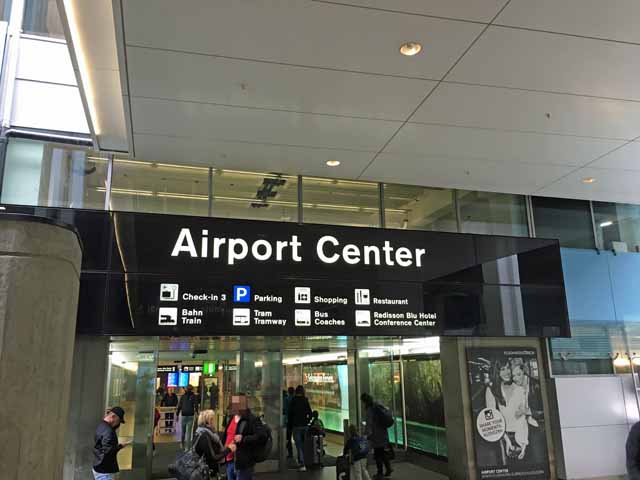 チューリッヒ国際空港に隣接しているAirport Center,ショッピングエリアです。スーパー、パン屋などもあります。