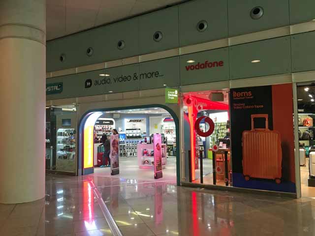 バルセロナ空港内の電気屋でプリペイドSIMカードが売られている