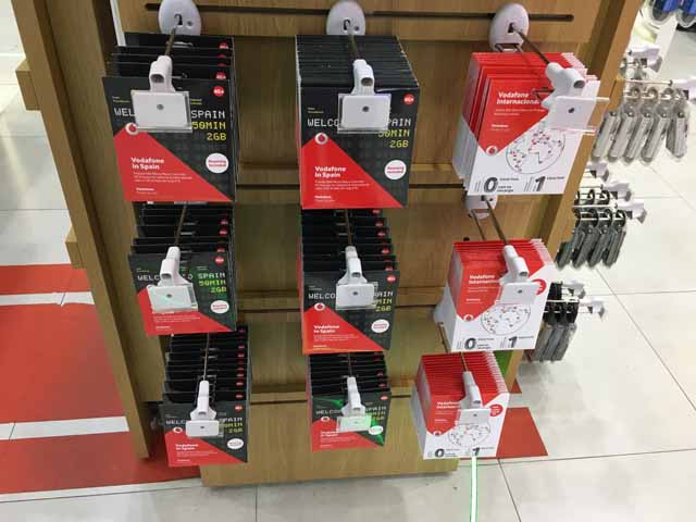 店舗内でVodafoneのプリペイドSIMカードが売られているが..