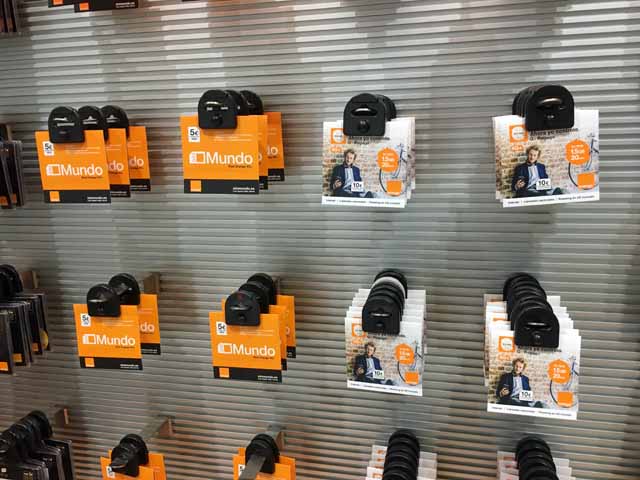 店舗内で売られているOrangeのプリペイドSIMカード