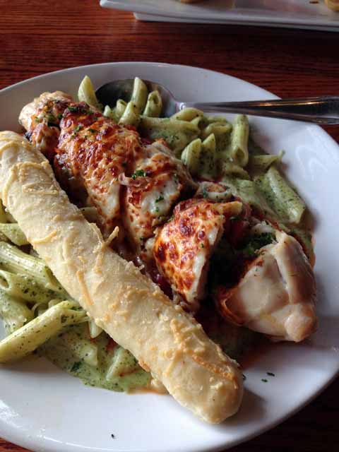 パスタの上にパンとチキンの蒸したもの